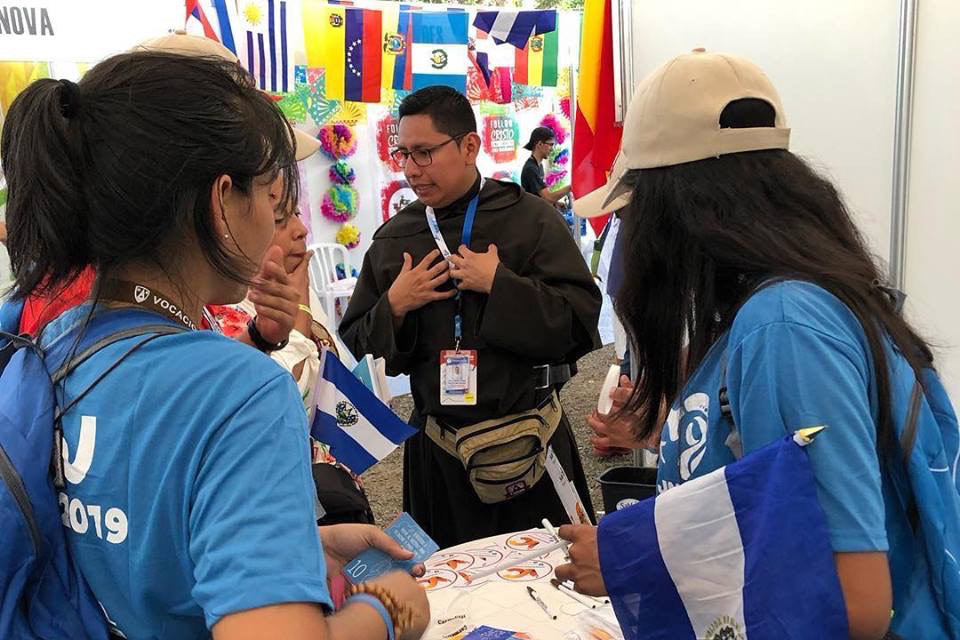 Br. Ulises Garcia, O. Carm., speaking to some of the pilgrims in Panama as part of the activities for the young people in Panama.