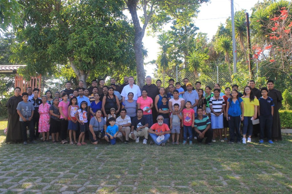 Some members of the 25 families who will be responsible for the production in the 5 greenhouses benefiting directly from the Projects of Direct Aid to Communities in the German Embassy in El Salvador.